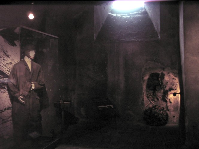 anthrpoid_churchTomb_k